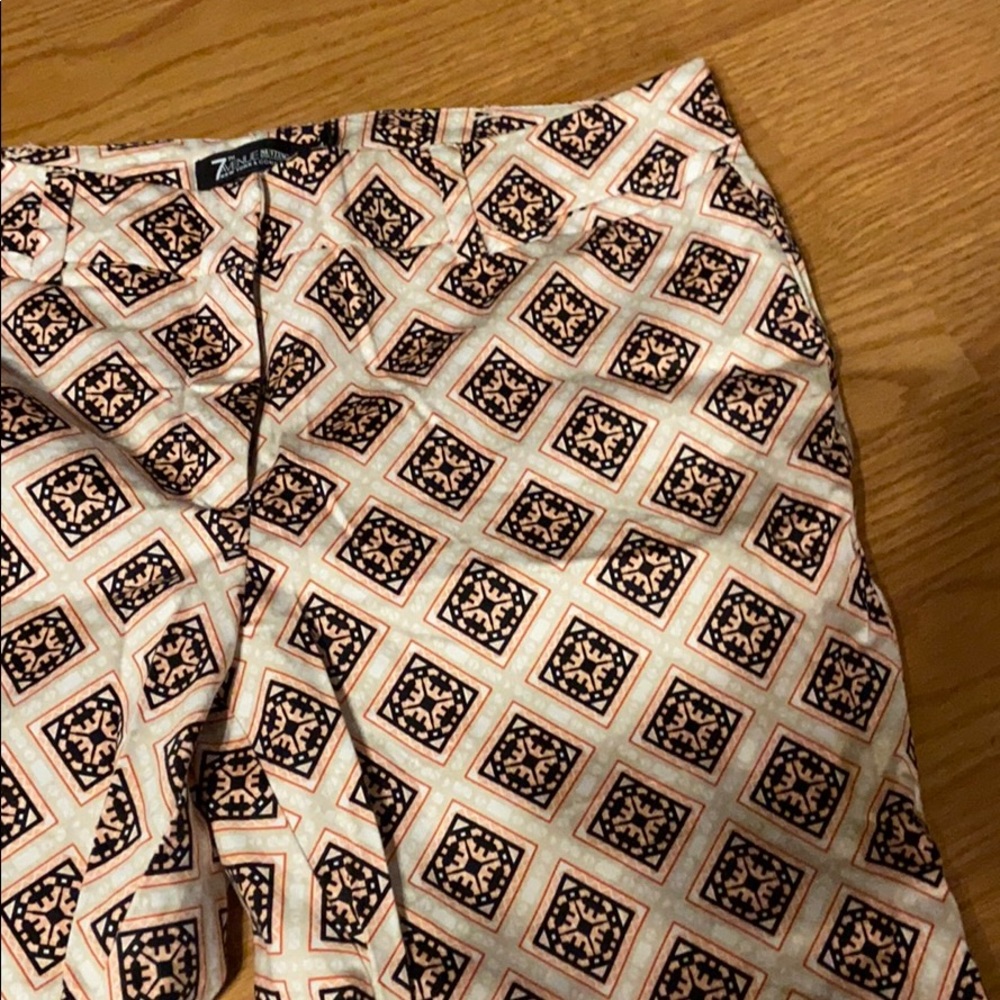 Capri print New York and Company pants - Picture 2 of 3